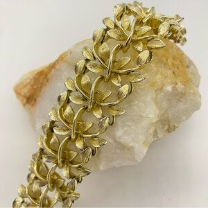 Lisner Gold Tone Leaf Foliage Bracelet